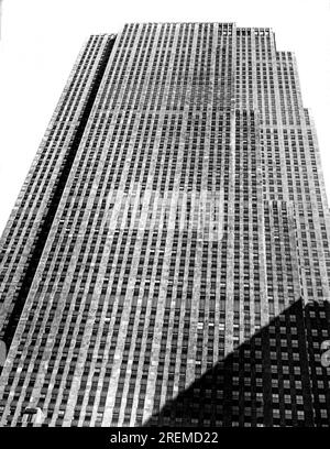 New York, New York: 11. Februar 1937 Eine vertikale Ansicht des riesigen RCA-Gebäudes im Rockefeller Center in New York City. Stockfoto