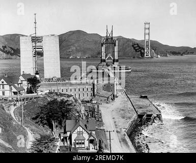 San Francisco, Kalifornien: April 1935 die Golden Gate Bridge wird derzeit gebaut, mit dem Pylon Nr. 1 und den Nord- und Südtürmen über Fort Point. Stockfoto