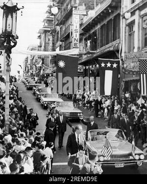 San Francisco, Kalifornien: 13. August 1961 Vizepräsident Chen Cheng, Republik China, winkt, während er in einer Autokolonne durch Chinatown fährt. Stockfoto