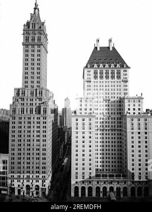 New York, New York: c. 1927 neu eröffnete Hotels in der 59. Street und 5. Avenue, das Hotel Netherland auf der linken Seite und das Hotel Savoy-Plaza auf der rechten Seite. Das Hotel Savoy-Plaza wurde 1964 abgerissen. Stockfoto