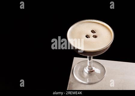 Espresso Martini Cocktail Alkohol Wodka, Espresso, Kaffeelikör und Kaffeebohnen Stockfoto