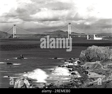 San Francisco, Kalifornien: 22. März 1937. Die Golden Gate Bridge zwei Monate vor ihrer Öffnung für die Öffentlichkeit. Stockfoto