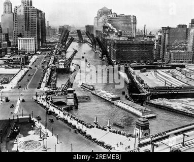 Chicago, Illinois: 1933 Lastkähne von New Orleans, die in Chicago auf dem Chicago River ankommen, mit der Michigan Avenue in der unteren rechten Ecke. Stockfoto