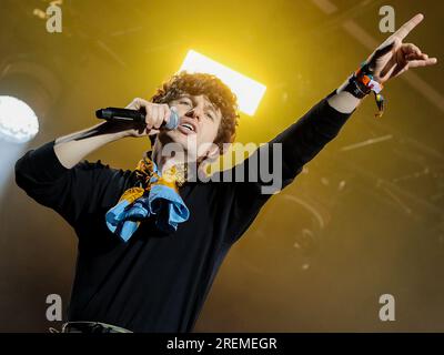 Lulworth, Großbritannien. 28. Juli 2023. Luke Pritchard, Leadsänger der englischen Indie-Band The Kooks, live auf der Bühne im Camp Bestival. (Foto: Dawn Fletcher-Park/SOPA Images/Sipa USA) Guthaben: SIPA USA/Alamy Live News Stockfoto