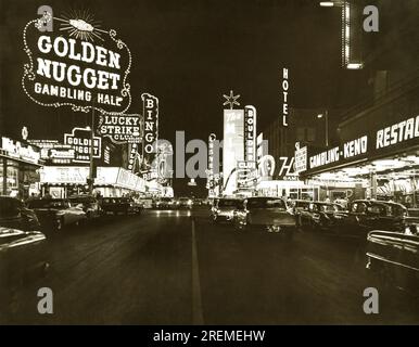 Las Vegas, Nevada: ca. 1959 km der Strip mit der Golden Nugget Gambling Hall auf der linken Seite. Stockfoto