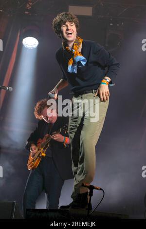 Lulworth, Großbritannien. 28. Juli 2023. Luke Pritchard, Leadsänger der englischen Indie-Band The Kooks, live auf der Bühne im Camp Bestival. (Foto: Dawn Fletcher-Park/SOPA Images/Sipa USA) Guthaben: SIPA USA/Alamy Live News Stockfoto