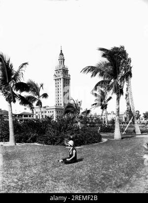 Miami, Florida c. 1925 das Miami Daily News Tower Building aus Sicht des Biscayne Park in Miami. Stockfoto