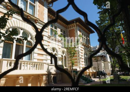 Bukarest, Rumänien - 28. Juli 2023: Hauptquartier der Präfektur Bukarest, Filipescu House, ehemaliges Hauptquartier der US-Botschaft, erbaut zwischen 1888-1890 nach den Plänen des französischen Architekten Louis Blanc. Der neue Präfekt der Gemeinde Bukarest, Rares Hopinca (nicht abgebildet), hat heute die Vereidigung abgehalten. Kredit: Lucian Alecu/Alamy Live News Stockfoto