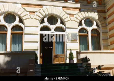 Bukarest, Rumänien - 28. Juli 2023: Hauptquartier der Präfektur Bukarest, Filipescu House, ehemaliges Hauptquartier der US-Botschaft, erbaut zwischen 1888-1890 nach den Plänen des französischen Architekten Louis Blanc. Der neue Präfekt der Gemeinde Bukarest, Rares Hopinca (nicht abgebildet), hat heute die Vereidigung abgehalten. Kredit: Lucian Alecu/Alamy Live News Stockfoto