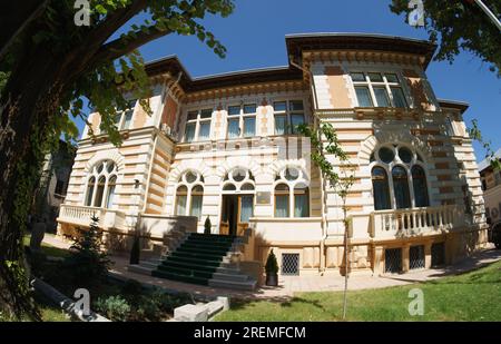 Bukarest, Rumänien - 28. Juli 2023: Hauptquartier der Präfektur Bukarest, Filipescu House, ehemaliges Hauptquartier der US-Botschaft, erbaut zwischen 1888-1890 nach den Plänen des französischen Architekten Louis Blanc. Der neue Präfekt der Gemeinde Bukarest, Rares Hopinca (nicht abgebildet), hat heute die Vereidigung abgehalten. Kredit: Lucian Alecu/Alamy Live News Stockfoto