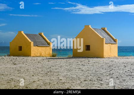 Ockergelbe Sklavenhütten in Red Pan, Süd-Bonaire. Diese Hütten wurden 1850 während der Zeit der Sklaverei gebaut. Stockfoto