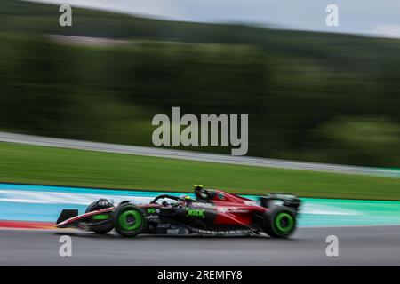 Stavelot, Stavelot. 28. Juli 2023. Der chinesische Fahrer Zhou Guanyu von Alfa Romeo nimmt am 28. Juli 2023 am Grand Prix 2023 in Belgien Teil, um sich für die Formel 1 auf der Rennstrecke Spa-Francorchamps in Stavelot, Belgien, zu qualifizieren. Kredit: Qian Jun/Xinhua/Alamy Live News Stockfoto