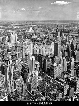 New York, New York: ca. 1937. Blick nach Osten vom Empire State Building über Manhattan. Das Chrysler Building befindet sich auf der rechten Rückseite mit der Queensboro Bridge dahinter. Stockfoto