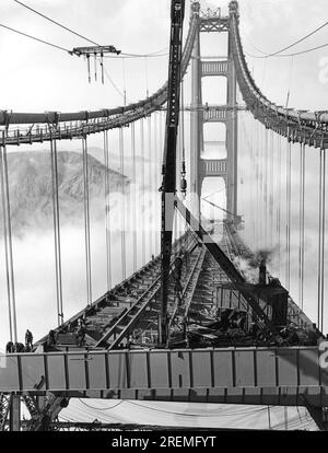 San Francisco, Kalifornien: 1937 Arbeiter im Nebel, die das Straßenbett während des Baus der Golden Gate Bridge installiert haben. Stockfoto