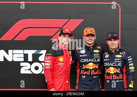 Stavelot, Stavelot. 28. Juli 2023. Red Bull Racing's Dutch Driver Max Verstappen, Ferraris Monegasque Driver Charles Leclerc und Red Bull's Mexican Driver Sergio Perez (L bis R) reagieren nach der Qualifizierung der Formel 1 des belgischen Grand Prix 2023 auf dem Circuit of Spa-Francorchamps in Stavelot, Belgien, am 28. Juli 2023. Kredit: Qian Jun/Xinhua/Alamy Live News Stockfoto