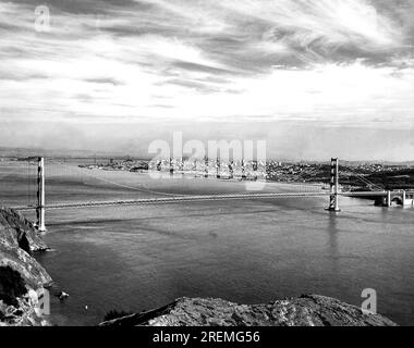 San Francisco, Kalifornien: Januar 1947. Blick auf die Golden Gate Bridge und San Francisco dahinter. Es stammt von einer Festung der Regierung aus dem Zweiten Weltkrieg in den Marin Headlands, die nun nach Kriegsende wieder für die Öffentlichkeit geöffnet wird Stockfoto