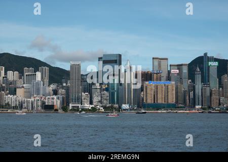 Hongkong, CHINA - 23. JULI 2023 - Eine Stadtlandschaft in der Nähe des Victoria Harbor in Hongkong, China, 23. Juli 2023. Stockfoto