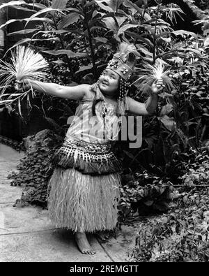 Hawaii: ca. 1955 Eine junge hawaiianische Hula-Tänzerin in ihrer einheimischen Kleidung. Stockfoto