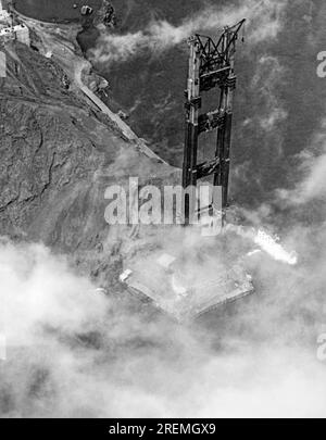 San Francisco, Kalifornien: 7. Juni 1934 Blick auf den Marin Tower der Golden Gate Bridge, die im Bau ist, während sie über den Nebel steigt. Stockfoto