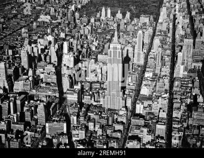 New York, New York: ca. 1934. Der Blick nach Norden vom Broadway und der Fifth Avenue. Das Empire State Building befindet sich im Zentrum, und der Central Park befindet sich oben. Stockfoto