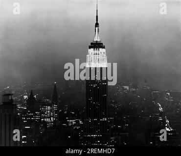 New York, New York: 3. Juli 1964 aufgrund der neuen Hightech-Technologie kann das höchste Gebäude der Welt nachts beleuchtet werden. Heute dominiert das Empire State Building sowohl bei Nacht als auch tagsüber die Skyline. Stockfoto