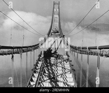 San Francisco, Kalifornien: 29. Oktober 1936 beim Bau der Golden Gate Bridge wurden Straßenbettabschnitte in den Nebel gesetzt. Stockfoto