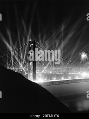 San Francisco, Kalifornien: 29. Mai 1937 die offizielle große Eröffnungsfeier mit Klieg-Lichtern und Feuerwerk der Golden Gate Bridge. Die Eröffnungszeremonien dauerten eine Woche. Stockfoto