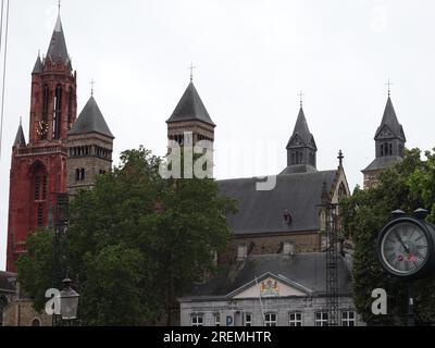 Basiliek van Sint Servaas (Basilika des Heiligen Servatius) und St. Janskerk (St. Janskerk) Kirche in Maastricht, Niederlande Stockfoto