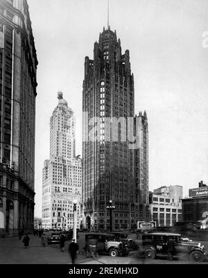 Chicago, Illinois: 1929. Das Chicago Tribune Building mit dem Wrigley Building auf der linken Seite gegenüber der Michigan Avenue und dem Hotel Intercontinental dahinter. Stockfoto