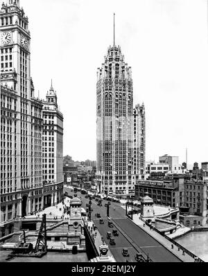 Chicago, Illinois: 1925. Die Michigan Avenue Bridge und die Gebäude Wrigley (links) und Tribune (Mitte) in Chicago, Illinois. Stockfoto