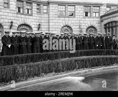 Chicago, Illinois: 27. November 1926 das Football-Team der Navy kam heute mit der Pennsylvania Railroad zu ihrem Fußballspiel an, bevor die Army-Mannschaft morgen auf dem Soldatenfeld stattfindet. Stockfoto