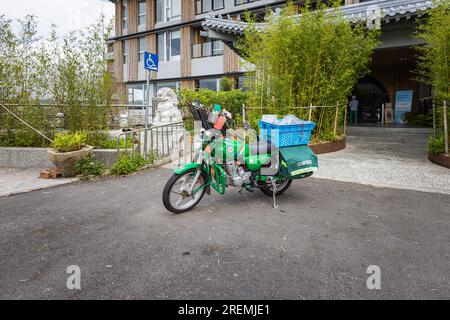 Qingshui District, Taiwan - 24. Mai 2023: Grünes, altmodisches Motorrad mit klassischem Design und lebhaftem Grün Stockfoto