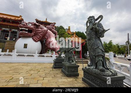 Sonne-Mond-See, Taiwan - 24. Mai 2023: Im ruhigen Ambiente des Sonne-Mond-Sees Wen-Wu-Tempel schmücken majestätische buddhistische Statuen die Umgebung, Emana Stockfoto