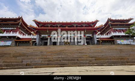 Sonne-Mond-See, Taiwan - 24. Mai 2023: Im ruhigen Ambiente des Sonne-Mond-Sees Wen-Wu-Tempel schmücken majestätische buddhistische Statuen die Umgebung, Emana Stockfoto