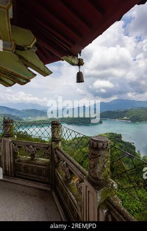 Von der CI'en Pagode aus entfalten sich faszinierende ausblicke, Panoramablick auf den Sonne-Mond-See Taiwan, mit umliegender Berglandschaft. Der ruhige See spiegelt sich Stockfoto