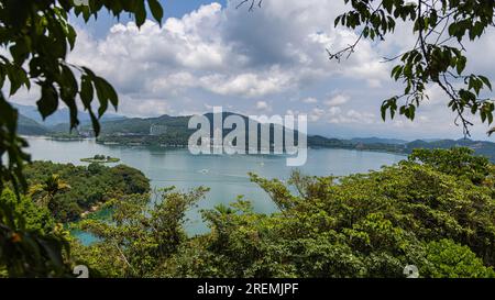 Von der CI'en Pagode aus entfalten sich faszinierende ausblicke, Panoramablick auf den Sonne-Mond-See Taiwan, mit umliegender Berglandschaft. Der ruhige See spiegelt sich Stockfoto