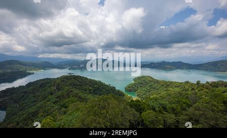 Von der CI'en Pagode aus entfalten sich faszinierende ausblicke, Panoramablick auf den Sonne-Mond-See Taiwan, mit umliegender Berglandschaft. Der ruhige See spiegelt sich Stockfoto