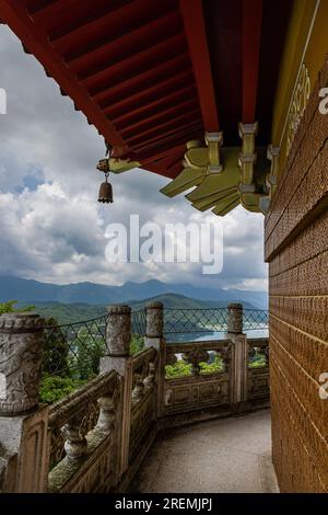 Von der CI'en Pagode aus entfalten sich faszinierende ausblicke, Panoramablick auf den Sonne-Mond-See Taiwan, mit umliegender Berglandschaft. Der ruhige See spiegelt sich Stockfoto