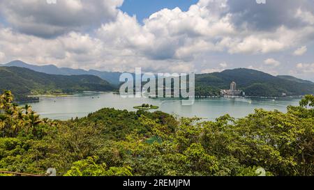 Von der CI'en Pagode aus entfalten sich faszinierende ausblicke, Panoramablick auf den Sonne-Mond-See Taiwan, mit umliegender Berglandschaft. Der ruhige See spiegelt sich Stockfoto