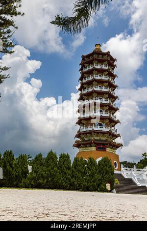 Sun Moon Lake, Taiwan - 24. Mai 2023: Die CI'en Pagode am Sun Moon Lake in Taiwan ist ein herrliches Bauwerk mit atemberaubender Aussicht. Es steht Stockfoto