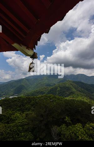 Von der CI'en Pagode aus entfalten sich faszinierende ausblicke, Panoramablick auf den Sonne-Mond-See Taiwan, mit umliegender Berglandschaft. Der ruhige See spiegelt sich Stockfoto