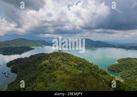 Von der CI'en Pagode aus entfalten sich faszinierende ausblicke, Panoramablick auf den Sonne-Mond-See Taiwan, mit umliegender Berglandschaft. Der ruhige See spiegelt sich Stockfoto