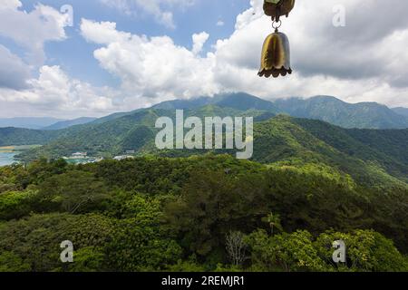 Von der CI'en Pagode aus entfalten sich faszinierende ausblicke, Panoramablick auf den Sonne-Mond-See Taiwan, mit umliegender Berglandschaft. Der ruhige See spiegelt sich Stockfoto