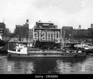 Chicago, Illinois: 10. September 1928 Beginn der Bauarbeiten am Merchandise Mart, bald das größte Gebäude der Welt. Das Stahlboot vor uns, der Daniel McCool, hat gerade 2 Millionen Pfund Beton in die Baustelle geschossen. Stockfoto