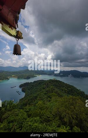 Von der CI'en Pagode aus entfalten sich faszinierende ausblicke, Panoramablick auf den Sonne-Mond-See Taiwan, mit umliegender Berglandschaft. Der ruhige See spiegelt sich Stockfoto