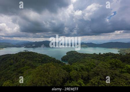 Von der CI'en Pagode aus entfalten sich faszinierende ausblicke, Panoramablick auf den Sonne-Mond-See Taiwan, mit umliegender Berglandschaft. Der ruhige See spiegelt sich Stockfoto