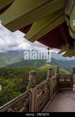 Von der CI'en Pagode aus entfalten sich faszinierende ausblicke, Panoramablick auf den Sonne-Mond-See Taiwan, mit umliegender Berglandschaft. Der ruhige See spiegelt sich Stockfoto