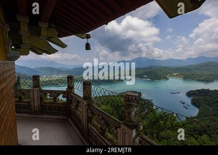 Von der CI'en Pagode aus entfalten sich faszinierende ausblicke, Panoramablick auf den Sonne-Mond-See Taiwan, mit umliegender Berglandschaft. Der ruhige See spiegelt sich Stockfoto