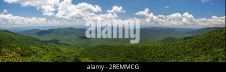 Panoramablick vom Blue Ridge Parkway auf den Pisgah National Forest in North Carolina Stockfoto