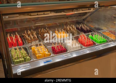 Köstliche Eiscreme mit verschiedenen Fruchtaromen, appetitlich und lecker Stockfoto